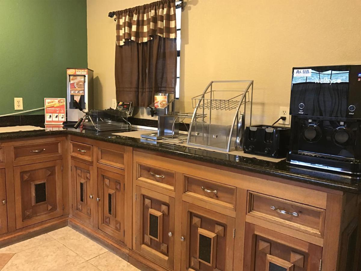 Econo Lodge Inn & Suites Ларедо Екстериор снимка