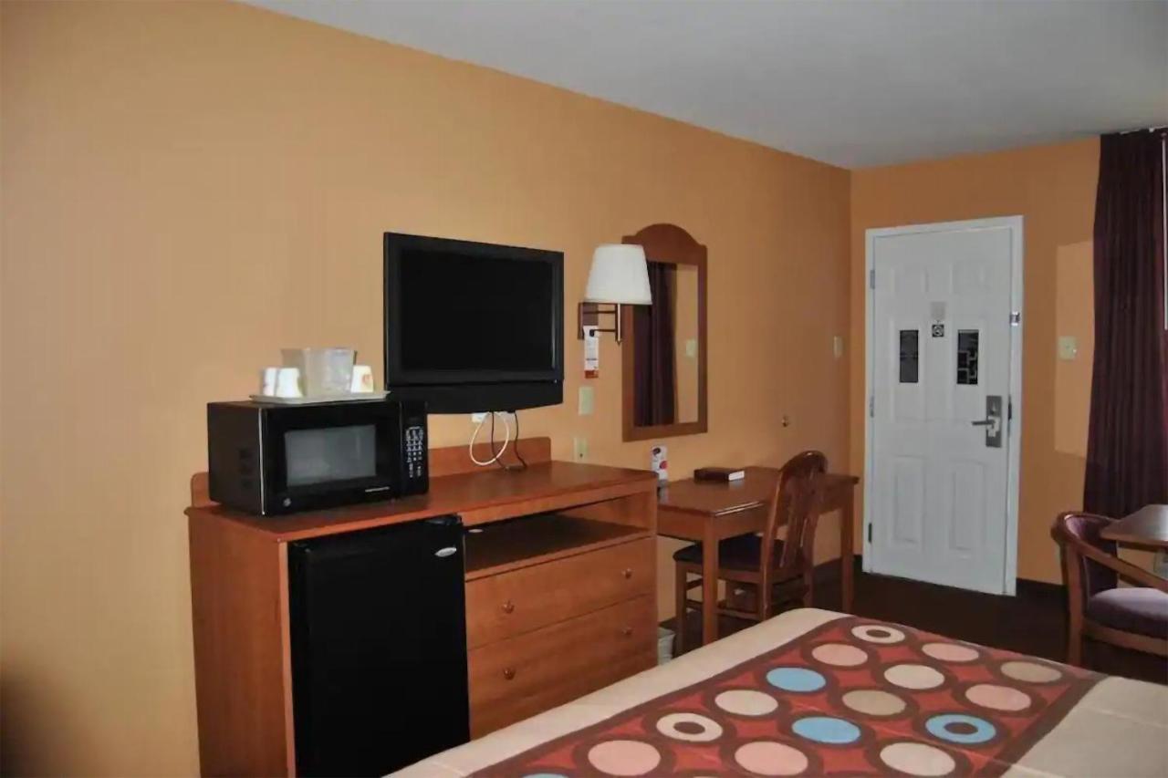Econo Lodge Inn & Suites Ларедо Екстериор снимка