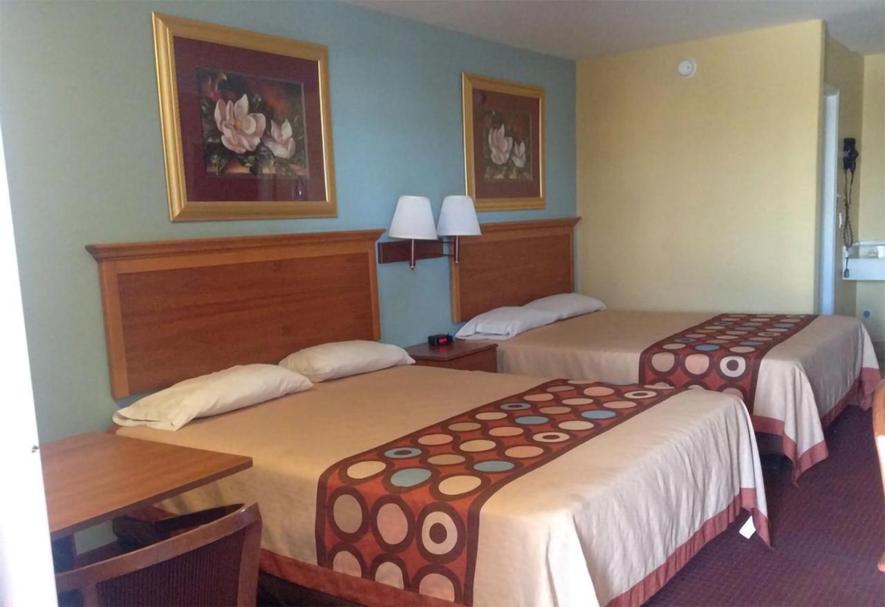 Econo Lodge Inn & Suites Ларедо Екстериор снимка