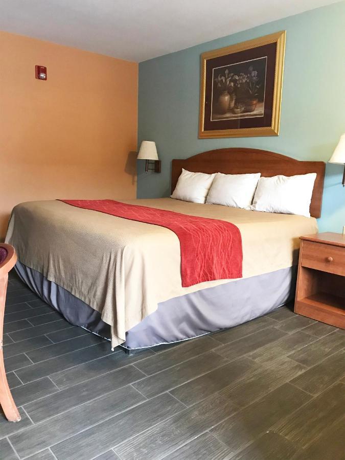 Econo Lodge Inn & Suites Ларедо Екстериор снимка