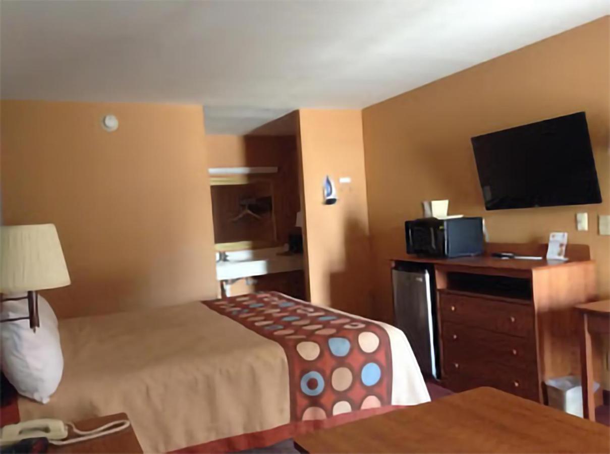 Econo Lodge Inn & Suites Ларедо Екстериор снимка