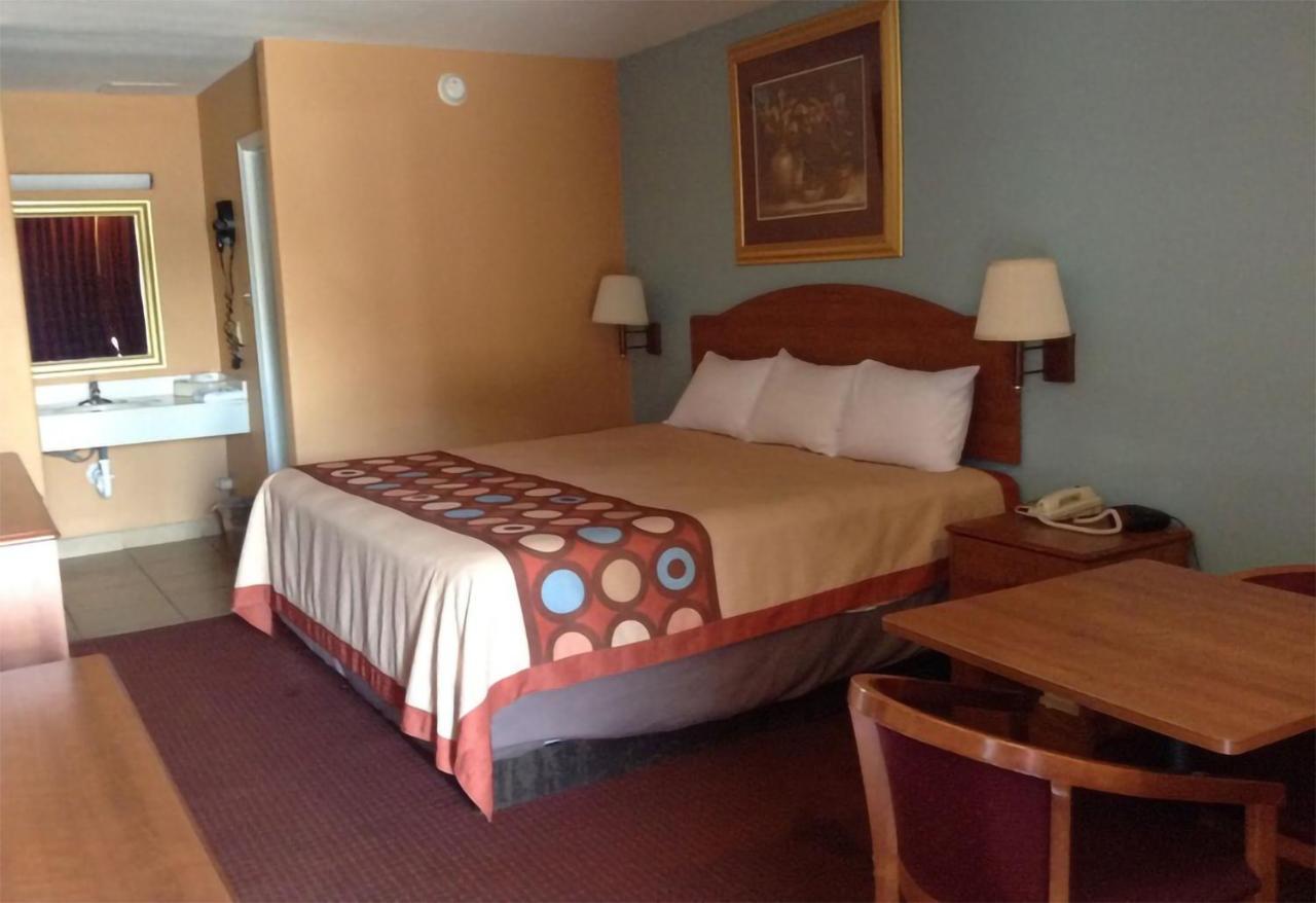 Econo Lodge Inn & Suites Ларедо Екстериор снимка