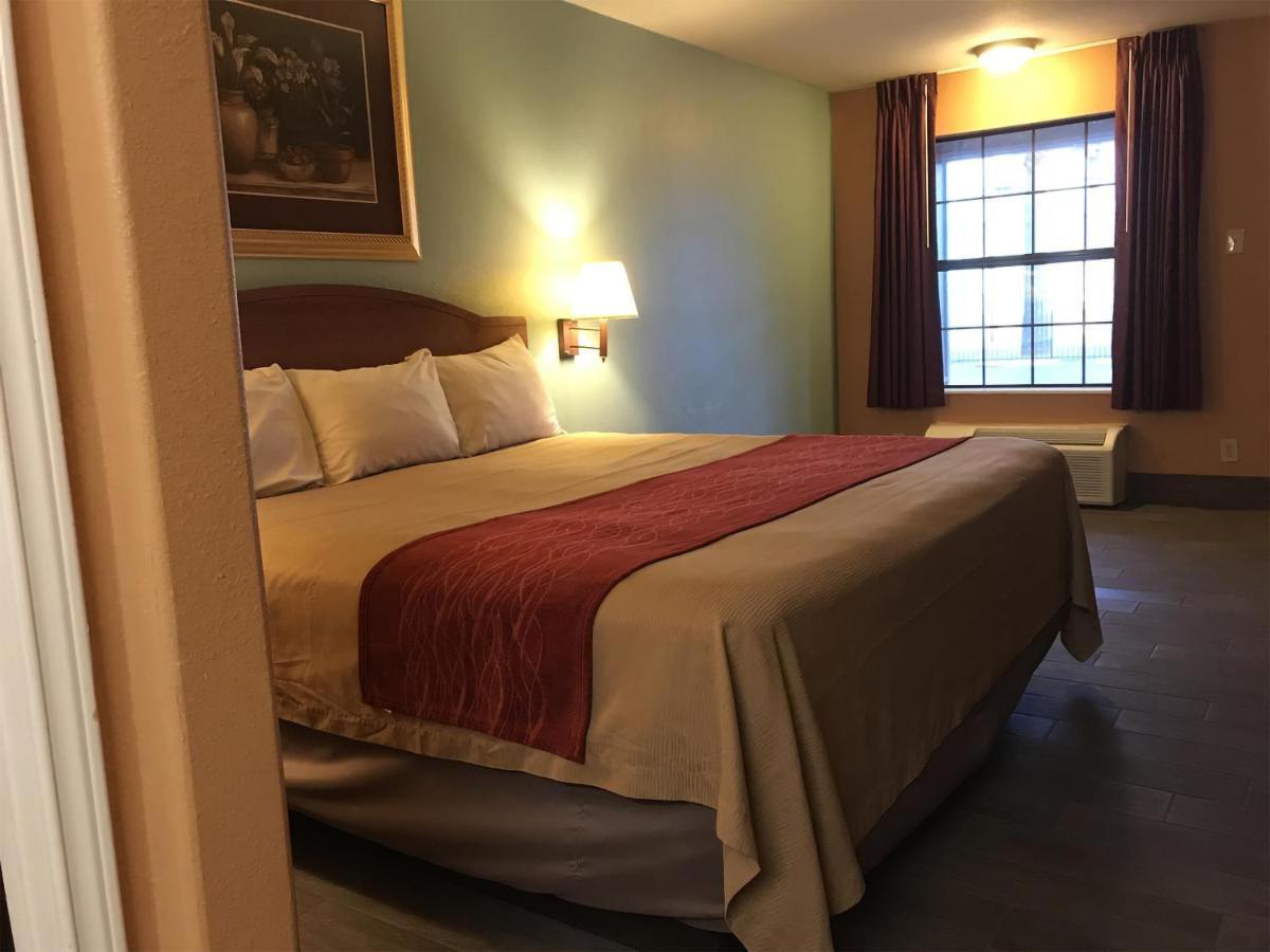 Econo Lodge Inn & Suites Ларедо Екстериор снимка