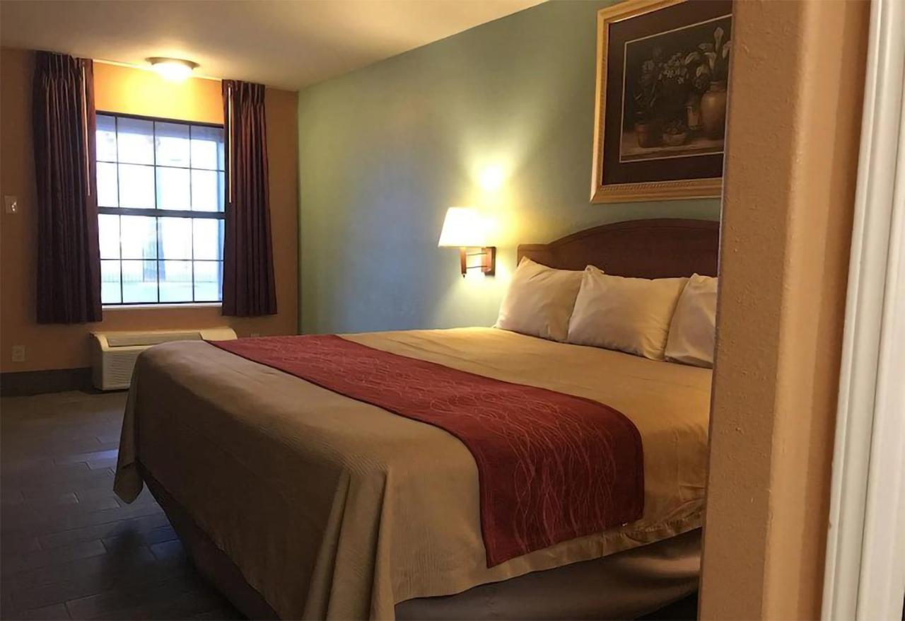 Econo Lodge Inn & Suites Ларедо Екстериор снимка