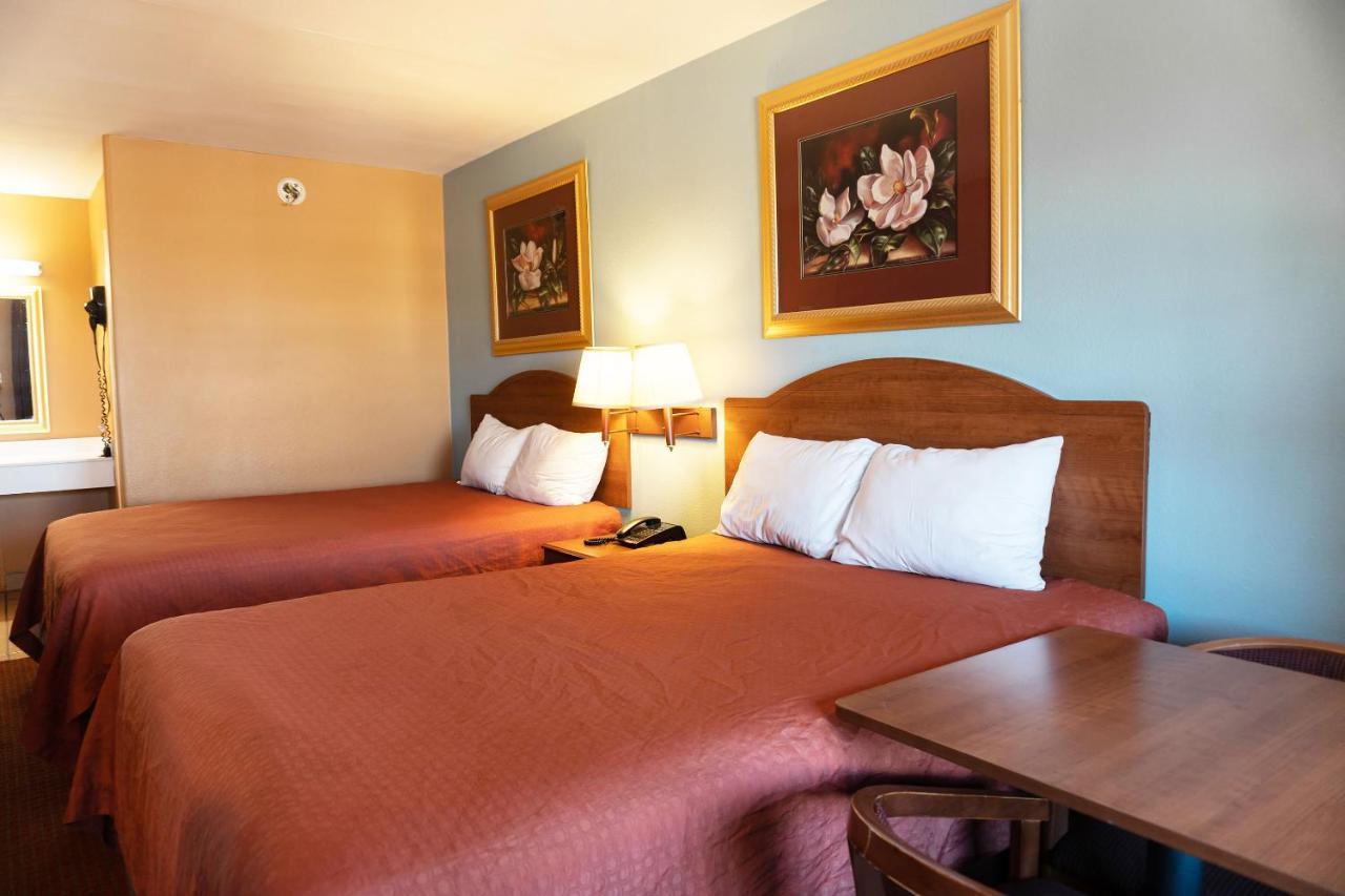 Econo Lodge Inn & Suites Ларедо Екстериор снимка