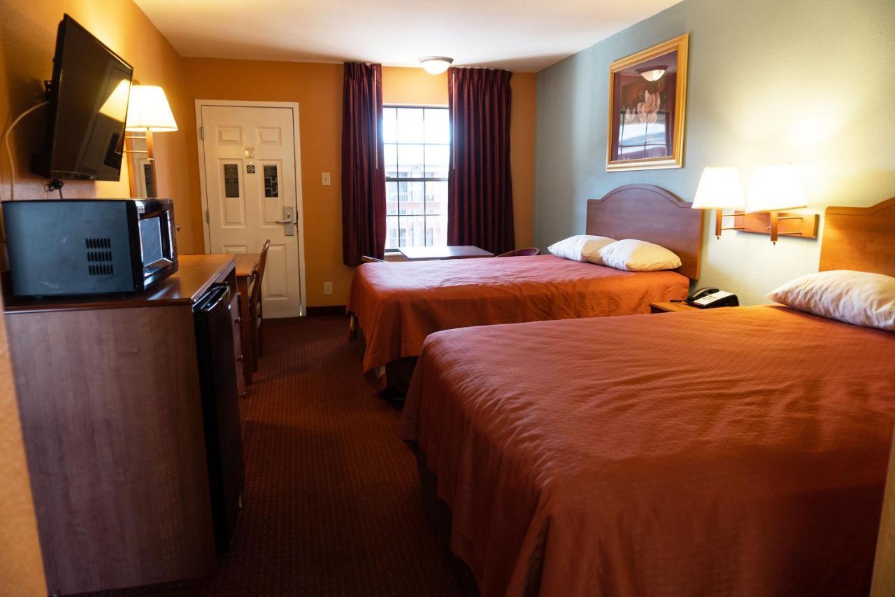 Econo Lodge Inn & Suites Ларедо Екстериор снимка