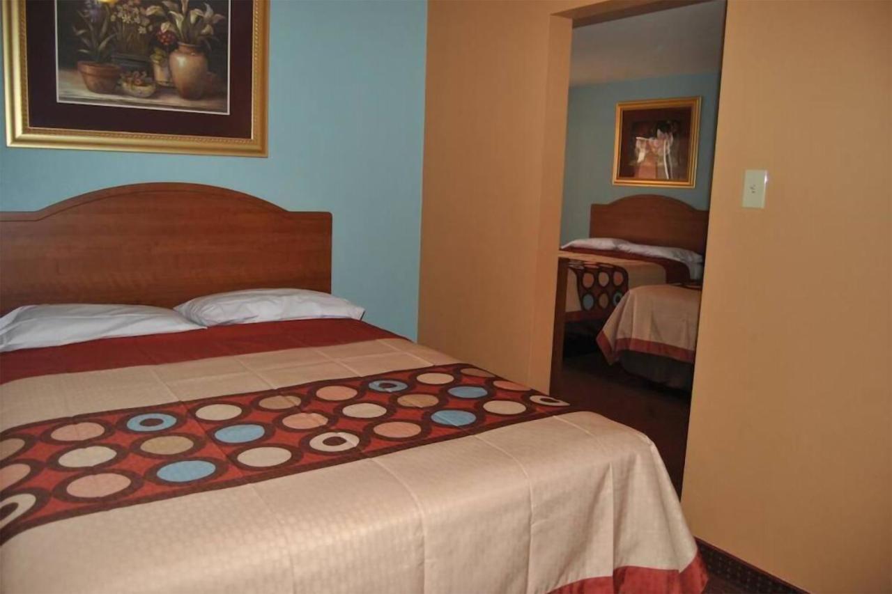 Econo Lodge Inn & Suites Ларедо Екстериор снимка