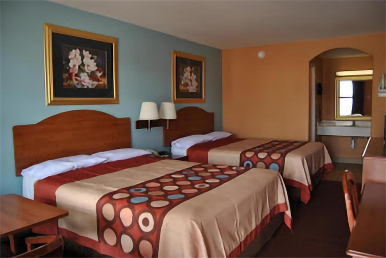 Econo Lodge Inn & Suites Ларедо Екстериор снимка