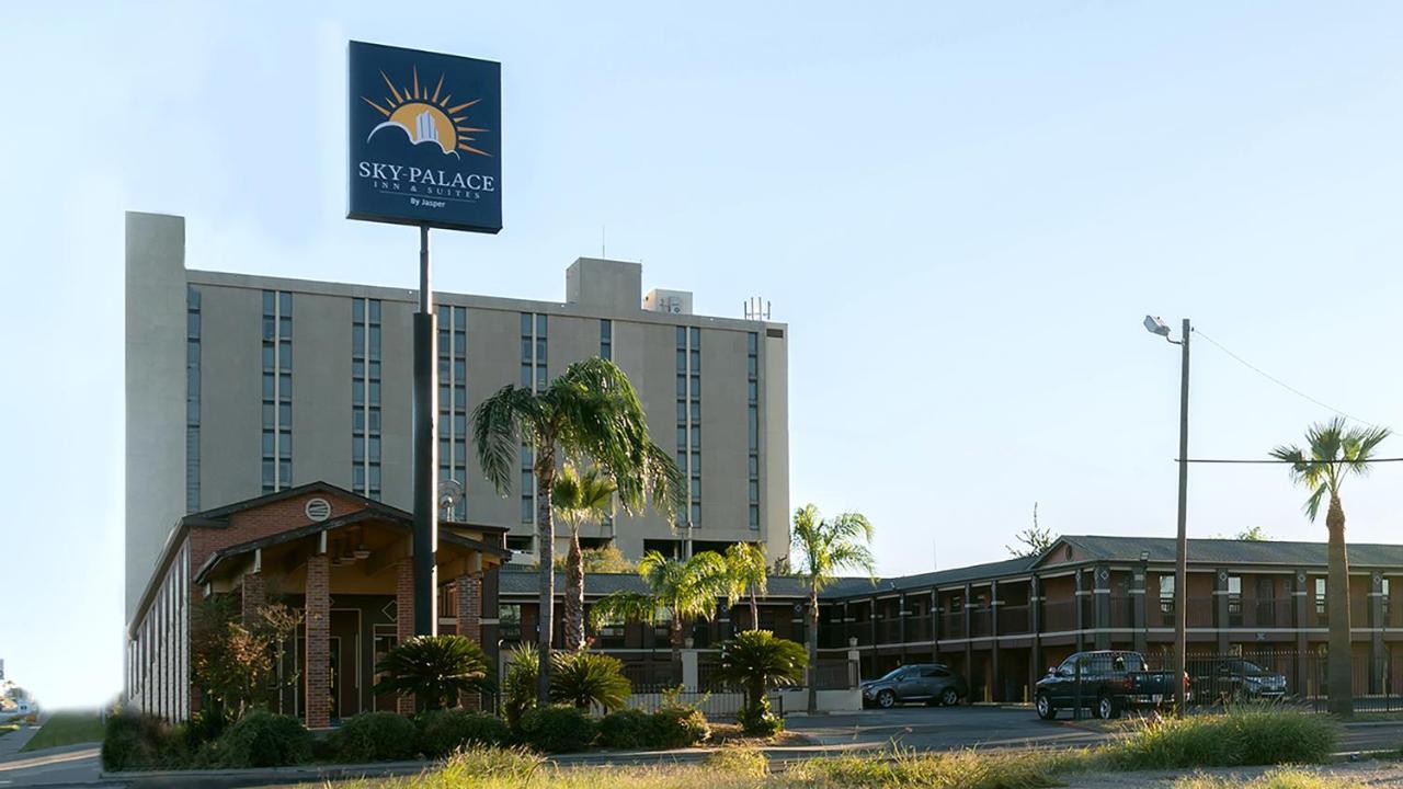 Econo Lodge Inn & Suites Ларедо Екстериор снимка