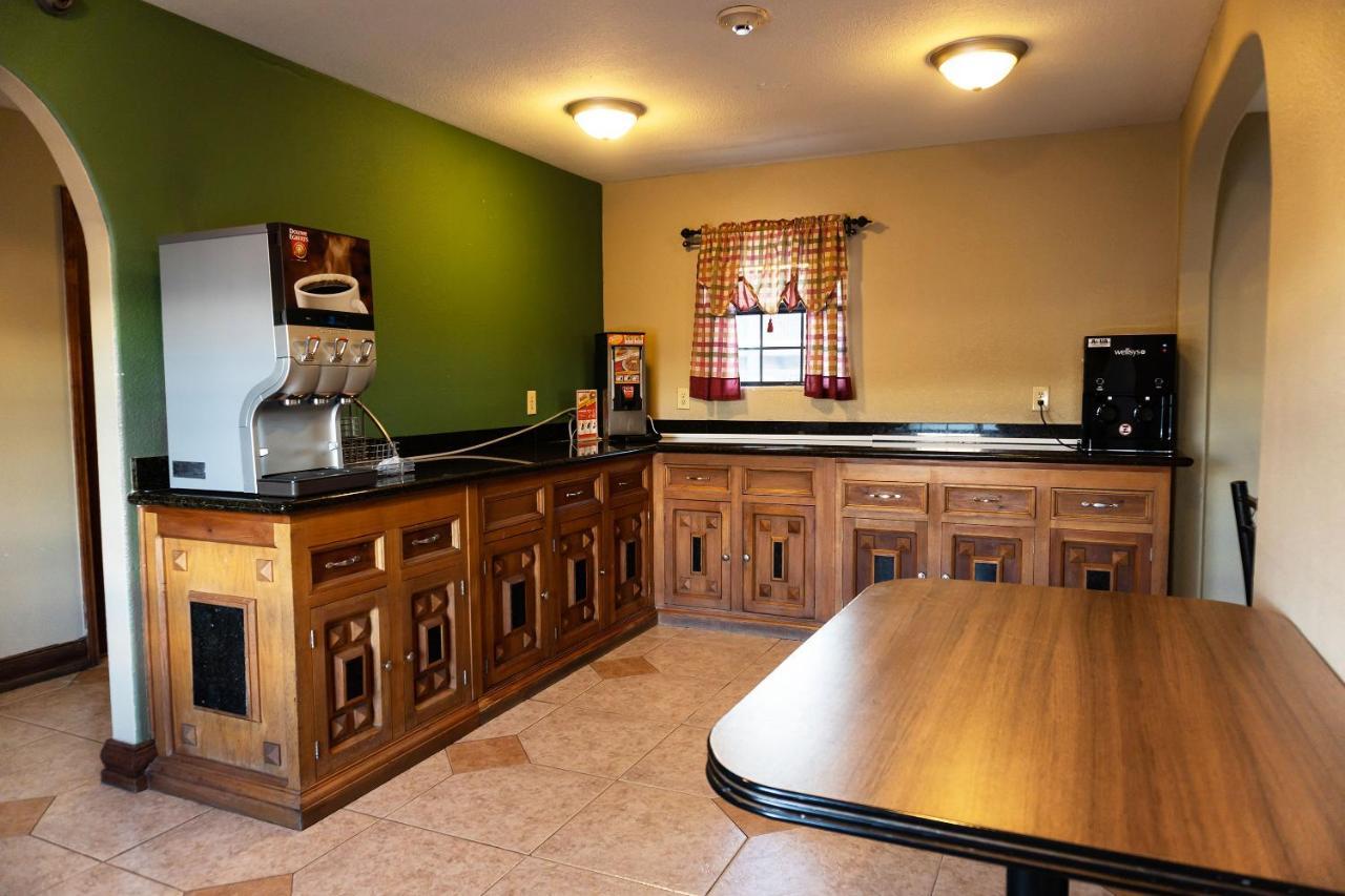 Econo Lodge Inn & Suites Ларедо Екстериор снимка