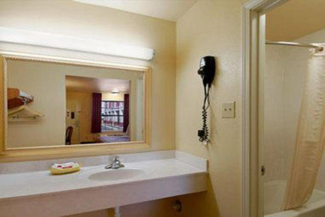 Econo Lodge Inn & Suites Ларедо Екстериор снимка