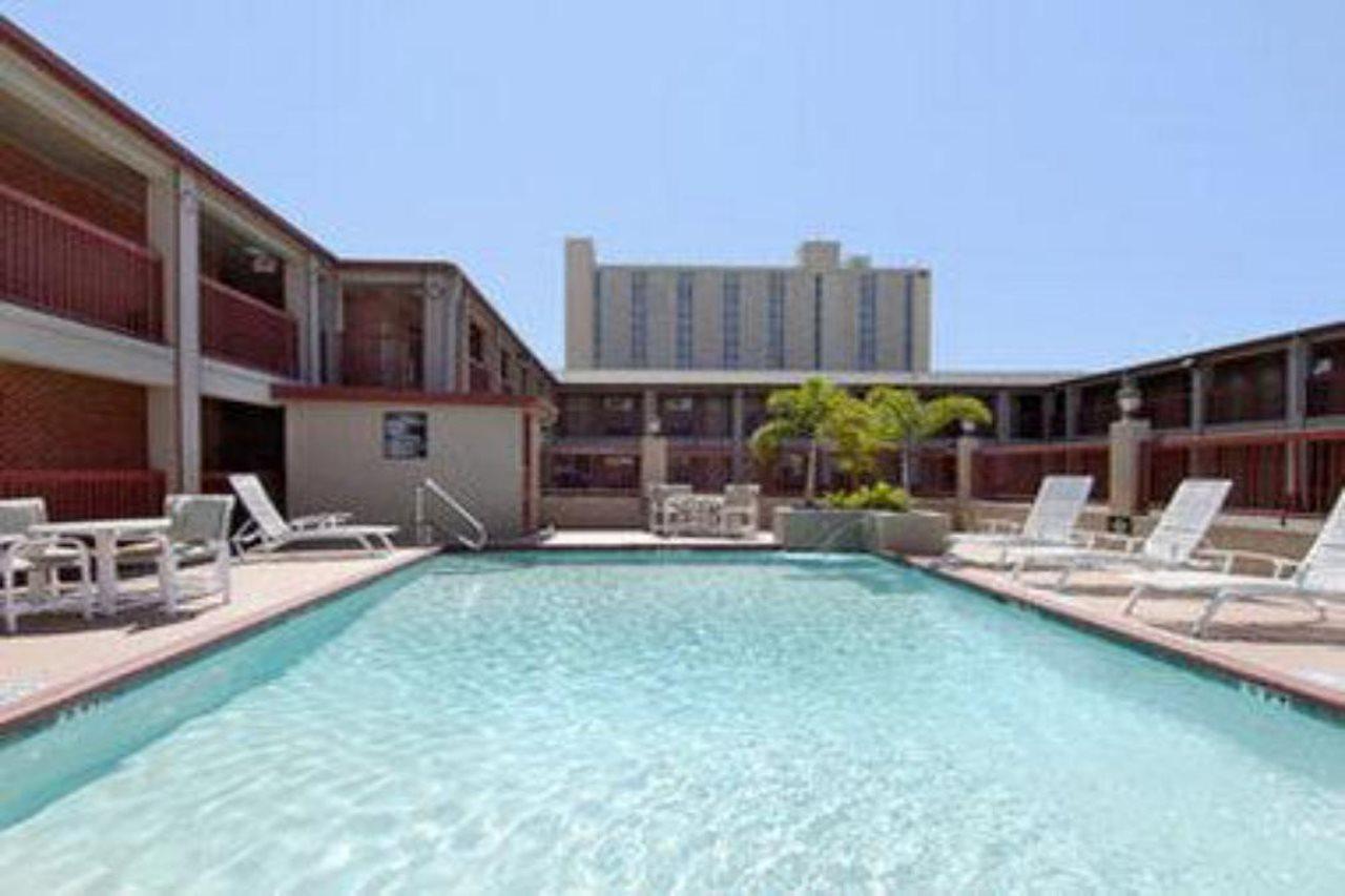 Econo Lodge Inn & Suites Ларедо Екстериор снимка