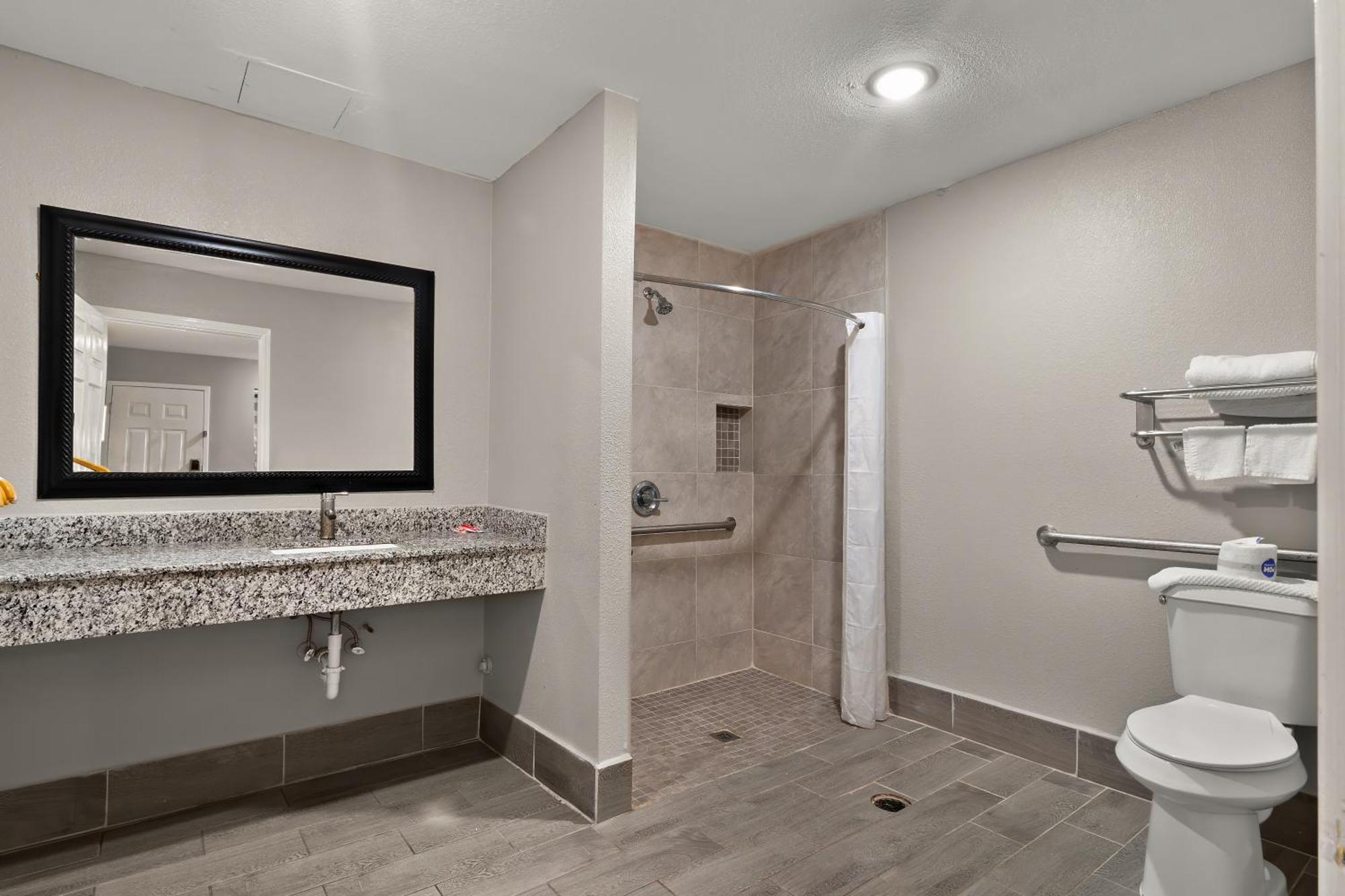 Econo Lodge Inn & Suites Ларедо Екстериор снимка