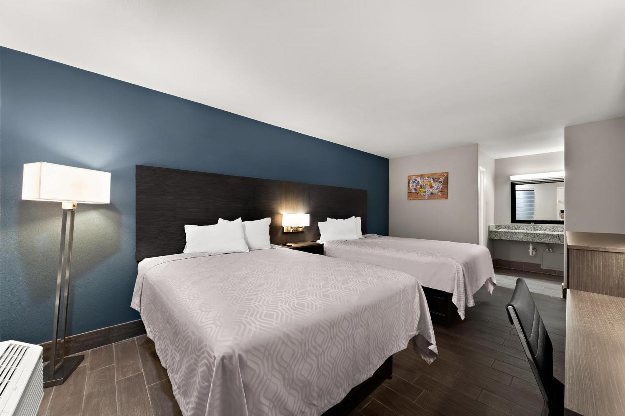 Econo Lodge Inn & Suites Ларедо Екстериор снимка