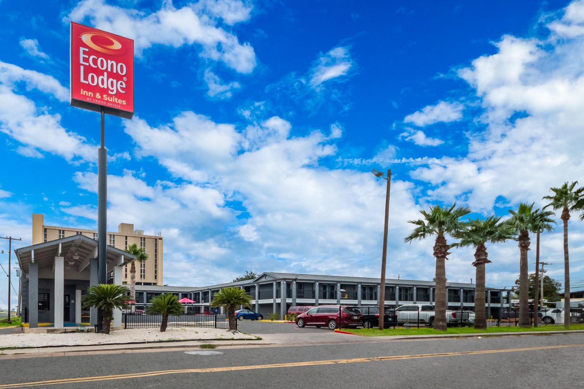 Econo Lodge Inn & Suites Ларедо Екстериор снимка
