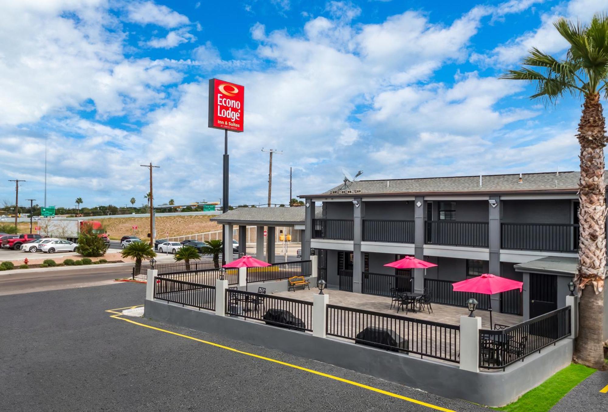 Econo Lodge Inn & Suites Ларедо Екстериор снимка