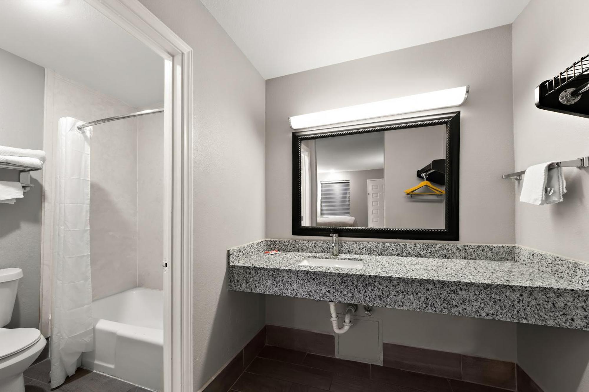 Econo Lodge Inn & Suites Ларедо Екстериор снимка